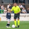 Scheidsrechter Cor (71) helpt KNVB uit de brand, één dag na crematie van zijn vrouw: ‘Ik kon de knop omzetten’