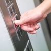 Auf dem Weg zur Entbindung: Schwangere bleibt im Krankenhaus-Aufzug stecken