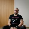 “‘Papa, waarom ben jij altijd zo boos?’ Dat was zo pijnlijk”: Alex Agnew openhartig in ‘Therapie’