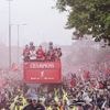 In beeld | Slot, Van Dijk, Gakpo en Gravenberch vieren titel met rit door Liverpool