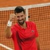 Novak Djokovic boekt knappe zege en wacht clash met Jannik Sinner in halve finale