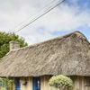 Pourquoi les maisons en pierres dressées de ce village breton sont uniques en France