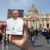 Le Vatican envisage d’exposer le corps du pape François à partir de mercredi
