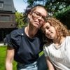 Julie (12) krijgt geen peperduur medicijn voor levensbedreigende ziekte: “Het gaat alleen om geld, maar mijn dochter is ook van onbetaalbare waarde”