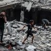 "Je vais continuer à me battre pour obtenir mon diplôme" : à Gaza, des jeunes continuent d'étudier au milieu des ruines, malgré les bombardements
