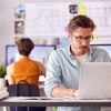 Votre collègue semble toujours débordé sans raison ? Il pratique sans doute le « task masking »