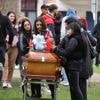 Familie houdt afscheidsceremonie voor Fabian op plaats aanrijding: kist met zijn lichaam aangekomen in Elizabethpark