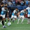 KIJK. Het kan de besten overkomen: panenka van Lionel Messi gaat de mist in