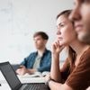 “Werkgever blijft het loon betalen voor de opleidingsuren”: waarom (bij)studeren ook voor jou absoluut de moeite kan zijn