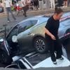 KIJK | Zinkgat slokt twee auto's op in noordoosten van China