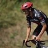 VIDÉO. Tour de France : Julian Alaphilippe arrache une pancarte à une supportrice pour se réchauffer