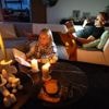Boek bij kaarslicht en knakworst als diner: zo ervaart Denis 72 uur zonder stroom, water en internet