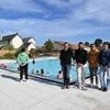 Mauges. Dans cette piscine, les écoliers apprennent à nager avec les maîtres nageurs et les parents