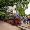 KIJK. Stokoude Efteling-stoomtrein rijdt niet meer op kolen: “Stoom nog steeds aanwezig door rookmachine”