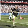 Op de valreep beslist Noa Lang Feyenoord-PSV (2-3), en houdt zo titelkansen voor PSV in leven