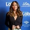 Chrissy Teigen heeft haargrens verlaagd: 'Het werd erg dun daarboven'
