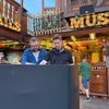 Axel Daeseleire en Kevin Janssens zorgen voor verrassingsfeestje op de Sinksenfoor