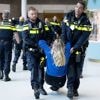 Wie is toch beroepsdemonstrant Elise die op 4 mei van de Dam werd gevoerd?