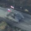 KIJK. Pantservoertuig met Russische én Amerikaanse vlag valt Oekraïense posities aan in Zaporizja