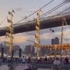 États-Unis : un voilier percute le pont de Brooklyn à New York