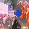 KIJK. Coldplay helpt met aanzoek tijdens concert in Londen (en steekt meteen ook de draak met kisscam-incident)
