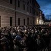 Abschied von Papst Franziskus: Riesenandrang löst am Petersplatz in Rom Chaos aus