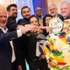 Gegen Queerfeindlichkeit in Berlin: Kai Wegner schneidet Regenbogentorte im Roten Rathaus an