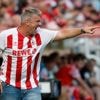 Trainer van Köln in wedstrijdshirt langs de lijn: ‘Ik kreeg kippenvel toen ik dit shirt zag’