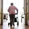 „Die dramatische Entwicklung setzt sich weiter fort“: Pflege im Heim wird immer teurer – Sozialverbände und Kassen fordern Entlastung