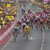 Twee op twee voor Wiebes! Ploeggenote van Kopecky sprint opnieuw naar zege in Tour de France Femmes
