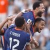 Depay wordt bedolven onder teamgenoten na recordgoal, Oranje leidt in Litouwen
