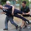 Activisten gaan aan de haal met beeld van Macron dat 40.000 euro waard is