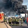 Druckbehälter in Lagerhalle explodiert: Knapp 300 Einsatzkräfte bekämpfen Feuer im Hamburger Hafen