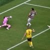 KIJK. Kobel redt twee keer in evenveel seconden: zwak Dortmund mag doelman danken dat het niet verliest van Fluminense