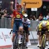 Giro 2025 : Mads Pedersen s'impose au sprint sur la première étape en Albanie et revêt le maillot de leader