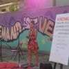 Roter Teppich für Straßenmusiker in Berlin-Lichtenberg: Festival will auf Obdachlosigkeit aufmerksam machen