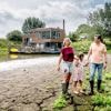 Woonboot staat droog en dreigt óók nog onder te lopen: ‘Rijkswaterstaat maakt woonplek onmogelijk’