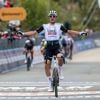 Juan Ayuso knalt naar zege in eerste aankomst bergop, Roglic krijgt mentaal tikje maar pakt wel roze trui