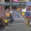 Van Aert verrijst in Siena! Na chaotische miniversie van Strade Bianche verslaat hij Del Toro in de sprint