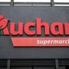 Un salarié d’Auchan mis à pied pour avoir chanté trop fort, ses collègues organisent une chorale