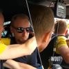 Heerlijke beelden uit de ploegauto van Visma tijdens coup Simon Yates: ‘Wout, jij bent de gamechanger’
