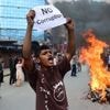 Umstrittenes Verbot: Unruhen in Nepal: Häuser von Spitzenpolitikern in Brand