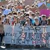 Demo zieht durch Potsdam: Schüler und Eltern erheben Stimmen gegen Schulkürzungen