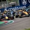 Verstappen wint GP Emilia-Romagna dankzij knappe inhaalactie op Piastri bij start