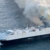Weer brandend vrachtschip met elektrische auto’s aan boord op drift