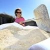 RENCONTRE. Avec la paludière Émilie Desmars, découvrez comment se récolte le sel de Guérande