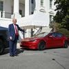 Trump heeft geen zin om te bellen met Musk en wil af van zijn rode Tesla