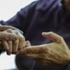 TEMOIGNAGE. "On était vraiment ensemble, comme il le voulait" : ce fils raconte comment il a aidé illégalement son père à mourir