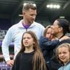 “Nu is er eindelijk tijd om te trouwen”: Jan Vertonghen krijgt prachtig eerbetoon in Lotto Park