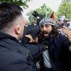 Israelhasser treten Polizisten nieder: Eine Szene entlarvt sich selbst